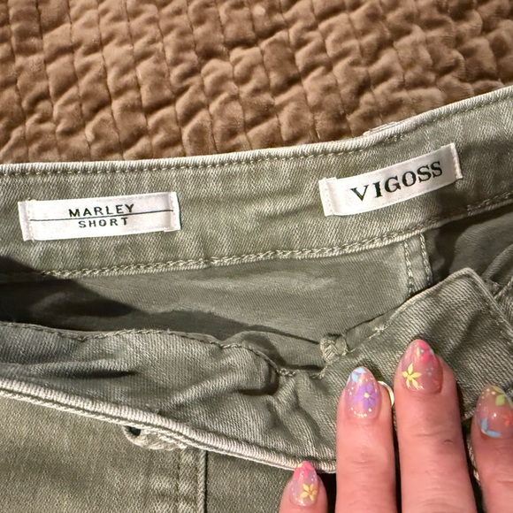 Vigoss Women’s High-Rise Raw-Hem Utility Shorts army green - Picture 4 of 4